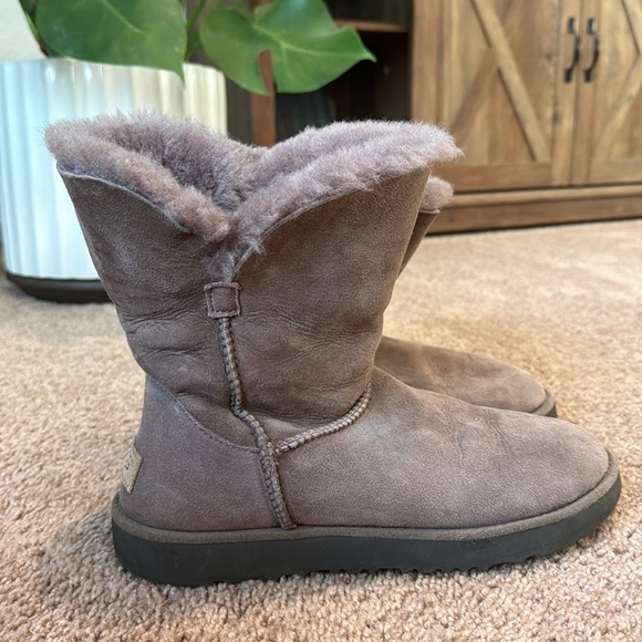 UGG Classic Cuff Short - Picture 2 of 5